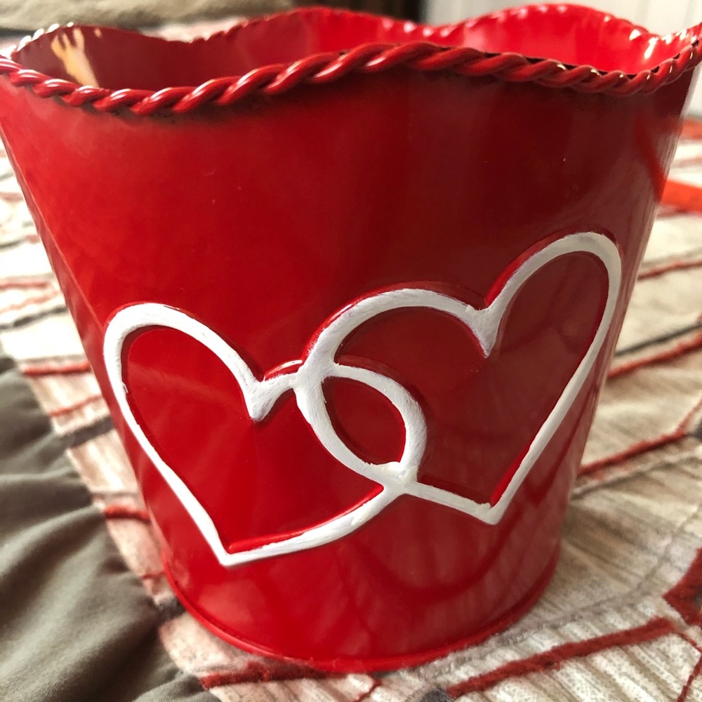 NWT Decorative double heart tin tub